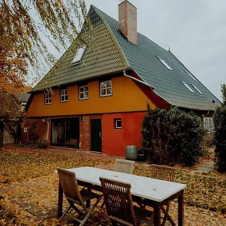 Holiday home Altes Faehrhaus & Baeckerhaus Wewelsfleth